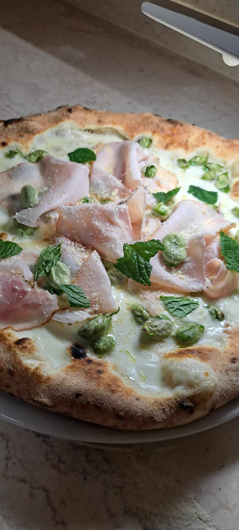 Pizza con ingredienti del territorio